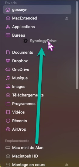 Copie d'écran montrant le déplacement du raccourci SynologyDrive depuis la section Emplacements vers la section Favoris de la barre latérale du Finder.